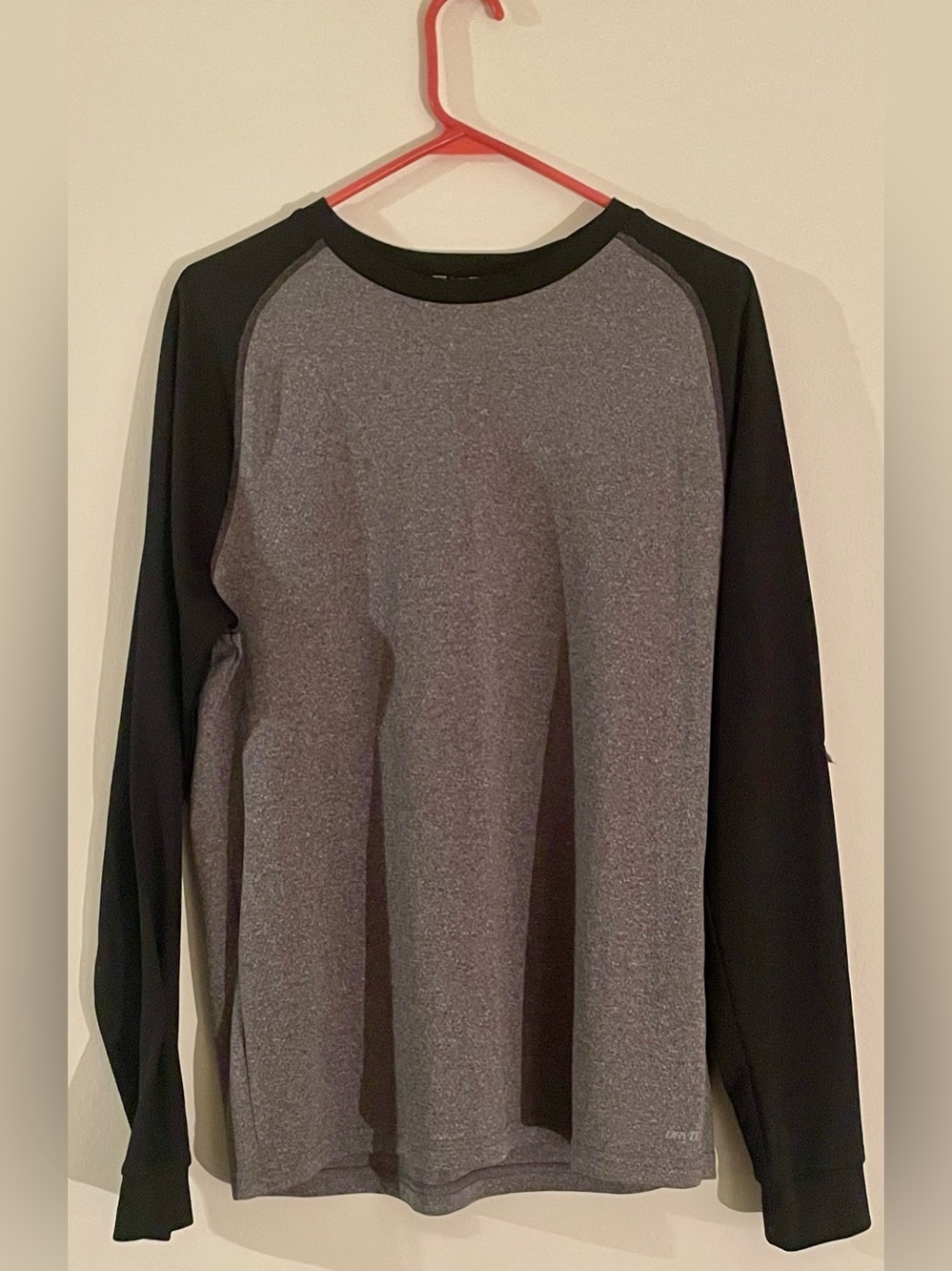 🐻‍❄️ Tek Gear Dry Tek Men’s Long Sleeve Raglan Shirt - Gray & Black 🐻‍❄️
